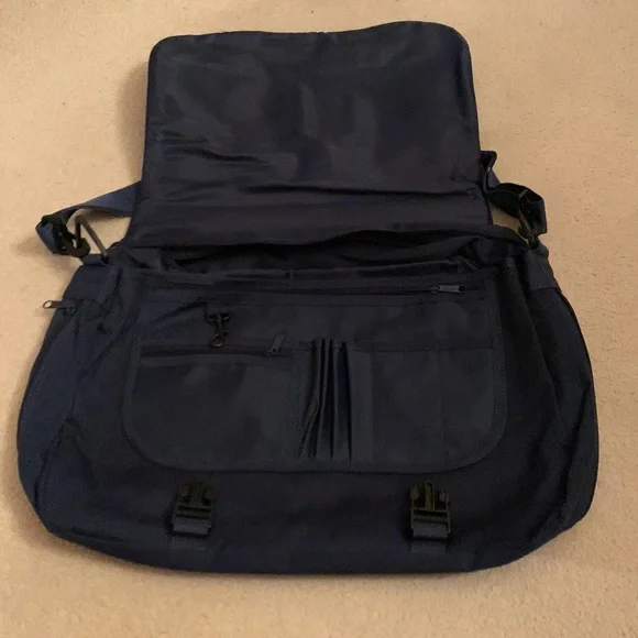 UCONN University of Connecticut messenger bag NWOT - Picture 5 of 6